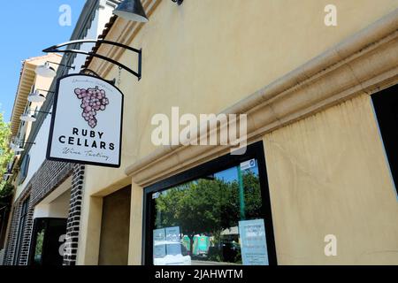 Cartello esterno presso la sala di degustazione vini Ruby Cellars ad Atascadero, California, USA; quartiere centrale di Colony; attività a conduzione familiare. Foto Stock