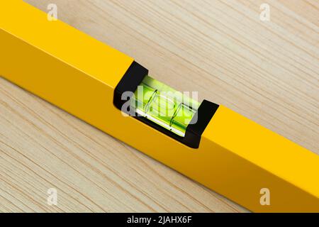 Edificio giallo, isolato su sfondo bianco. Foto Stock