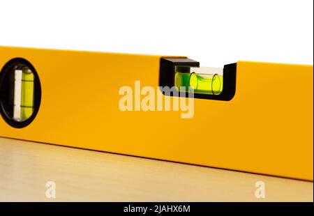 Edificio giallo, isolato su sfondo bianco. Foto Stock