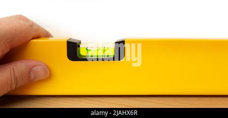 Edificio giallo, isolato su sfondo bianco. Foto Stock