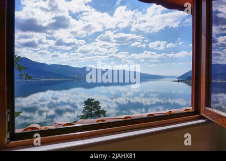 Splendida vista panoramica dalla casa sul lago Foto Stock