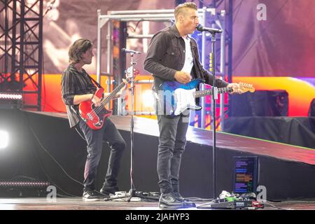 Verona, Italia. 7th luglio 2022. Il cantante italiano Francesco Gabbani durante il suo concerto dal vivo nell'Arena di Verona, per il 'viceversa tour' Foto Stock