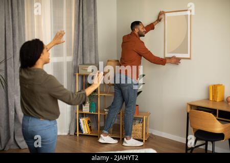 Black Couple Poster di aggancio in Frame on Wall at Home Foto Stock