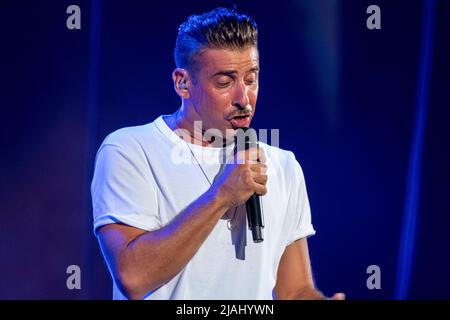 Verona, Italia. 7th luglio 2022. Il cantante italiano Francesco Gabbani durante il suo concerto dal vivo nell'Arena di Verona, per il 'viceversa tour' Foto Stock