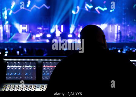 Verona, Italia. 7th luglio 2022. Il cantante italiano Francesco Gabbani durante il suo concerto dal vivo nell'Arena di Verona, per il 'viceversa tour' Foto Stock