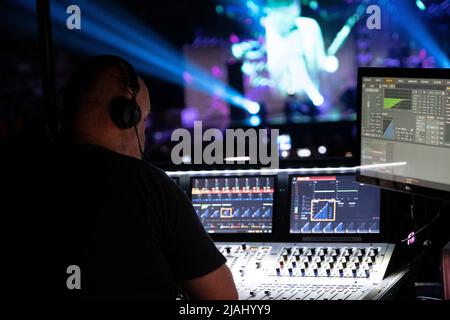 Verona, Italia. 7th luglio 2022. Il cantante italiano Francesco Gabbani durante il suo concerto dal vivo nell'Arena di Verona, per il 'viceversa tour' Foto Stock