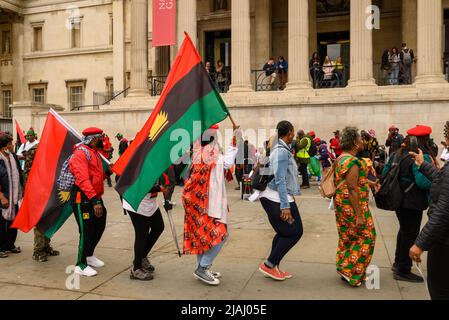 Londra, Regno Unito, 30th maggio 2022. I sostenitori del popolo indigeno di Biafra (IPOB) si sono dimostrati colorati, tuneful e pacifici a Trafalgar Square. Il gruppo di proteste sostiene una Biafra libera, una regione della Nigeria. Paul Biggins/Alamy Live News Foto Stock