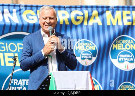 Dario Allevi si vede mentre Giorgia Meloni, leader del partito politico dei Fratelli d'Italia, ha parlato a sostegno del candidato di centro-destra Dario Allevi a Monza, Italia, il 30 maggio 2022 Foto Stock