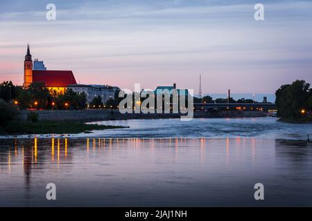 Scena notturna città Magdeburg con il fiume Elba in Sassonia Anhalt Germania Foto Stock