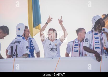 Madrid, Spagna, 29/05/2022, il Real Madrid ha celebrato questa domenica la conquista della quattordicesima Coppa europea nella sua storia, dopo il 1-0 contro Liverpool a Parigi, con una festa per le strade della capitale, Dopo aver attraversato l'Almudena e la sede della Comunità di Madrid e del comune. Insieme ai tifosi, i giocatori bianchi festeggeranno anche la Fontana di Cibeles e il Santiago Bernabéu. Il team di Carlo Ancelotti ha esteso il record dei bianchi e la serie di otto finali di fila vinte nella più alta competizione continentale. L'obiettivo di Vinicius valeva i quattro Foto Stock