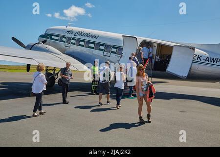 DC-3 presso l'aeroporto di imbarco di passeggeri Foto Stock