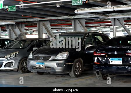 Cairo, Egitto, 14 2022 aprile: Auto parcheggiate all'interno di un parcheggio auto a più piani edificio, fuoco selettivo di auto moderne all'interno di un parcheggio chiuso gara Foto Stock