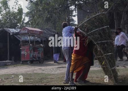 New Delhi, India. 30th maggio 2022. Persone che risiedono vicino alle rive della Yamuna facendo tetti per le loro case. (Credit Image: © Shikha Arya/Pacific Press via ZUMA Press Wire) Foto Stock