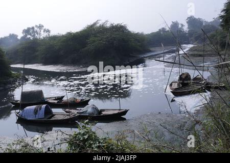 New Delhi, India. 30th maggio 2022. La banca di Yamuna ha visto inquinato con i rifiuti industriali schiumosi, spazzatura gettata dalla gente e molta acqua sporca dalla città è vuotata nel fiume santo la maggior parte del tempo. La principale fonte di inquinamento è tuttavia quella dei rifiuti domestici non trattati. (Credit Image: © Shikha Arya/Pacific Press via ZUMA Press Wire) Foto Stock