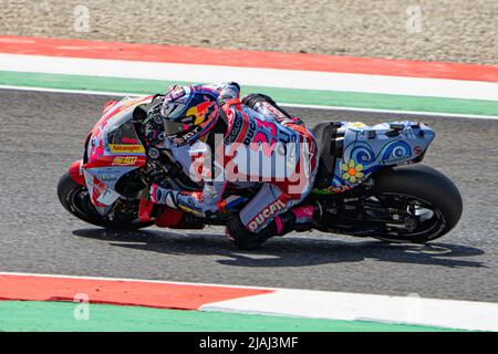 Varese, Italia. 28th maggio 2022. 23 Enea Bastianini Gresini Racing MotoGP MotoGP si scalda domenica, MotoGP d'Italia - al Mugello Circuit il 29 maggio 2022 a Scarperia, Italia. (Credit Image: © Fabio Averna/Pacific Press via ZUMA Press Wire) Foto Stock