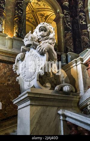 VIENNA, AUSTRIA - 16 MAGGIO 2019: Questo è un leone araldico sulla grande scala del Museo di Storia dell'Arte. Foto Stock