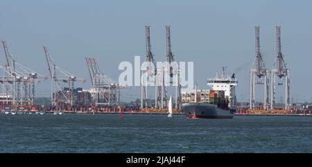 DP World Southampton, Regno Unito. 2022. Piccola nave portaerei con partenza da DP World, Southampton porto container con bac Foto Stock