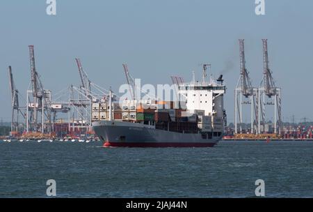 DP World Southampton, Regno Unito. 2022. Piccola nave portaerei con partenza da DP World, Southampton porto container con bac Foto Stock