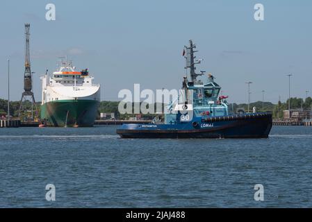 Marchwood, Southampton, Inghilterra, Regno Unito. 2022. Rimorchiatore Lomax passando per il porto militare di Marchwood. Southampton Water. Foto Stock