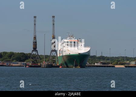 Marchwood, Southampton, Inghilterra, Regno Unito. 2022. RORO nave da carico Hurst Point accanto al porto militare di Marchwood di proprietà del governo britannico. Southamp Foto Stock