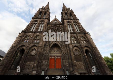 Bella, impressionante cattedrale di Clermont Ferrand in Francia, fatto buio da rocce vulcaniche . Foto Stock