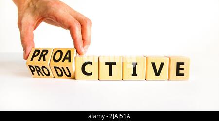 Simbolo proattivo e produttivo. L'uomo d'affari trasforma i cubi e cambia la parola di concetto produttiva a Proactive. Bellissimo sfondo bianco. pr. Commerciale Foto Stock