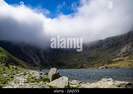 Vista su Llyn Idwal, lago nella cucina del Diavolo, Snowdonia National Park, Galles del Nord, Regno Unito. Foto Stock