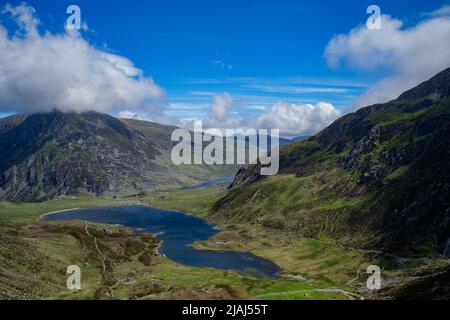 Splendida vista sul Devil's Kitchen da Y Garn, Snowdonia National Park, North Wales, Regno Unito Foto Stock