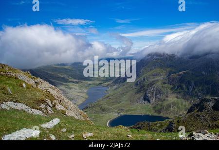 Splendida vista sul Devil's Kitchen da Y Garn, Snowdonia National Park, North Wales, Regno Unito Foto Stock