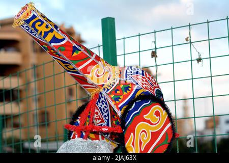 Un cannone decorativo Ramadan per la colazione coperto con Kheyameya e decorazione Ramadan su uno sfondo sfocato di un cielo nuvoloso in strada come una celebrata Foto Stock