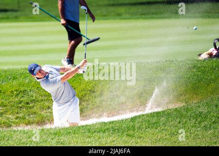 Dublino, Ohio, Stati Uniti. 30th maggio 2020. Rory McIlroy (GBR) ON colpisce la palla dalla trappola di sabbia durante le prove di giorno 1 al Memorial Tournament di Dublino, Ohio. Brent Clark/CSM/Alamy Live News Foto Stock