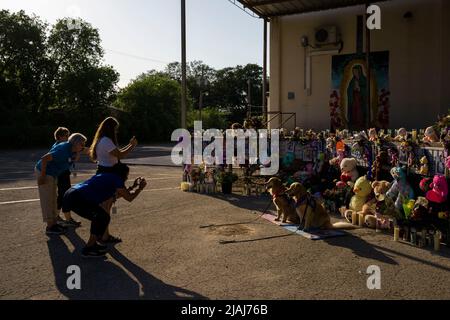 Uvalde, Texas, Stati Uniti. 29th maggio 2022. Un gruppo di volontari cristiani della Chiesa luterana del Redentore a Fort Collins, Colorado, pone i loro cani per la terapia per le fotografie alla Chiesa Cattolica del Sacro cuore a Uvalde, Texas, Domenica 29 maggio 2022, Di fronte a un monumento commemorativo per le vittime del massacro di tiro della Robb Elementary School. (Credit Image: © Jintak Han/ZUMA Press Wire) Foto Stock
