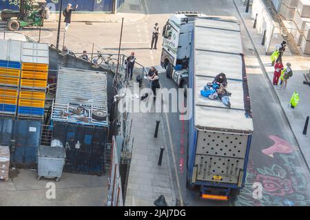 HACKNEY, LONDRA, INGHILTERRA- 23 marzo 2022: I manifestanti della ribellione animale sedevano sopra un camion che lasciava Kedassia abattoir a Hackney Foto Stock