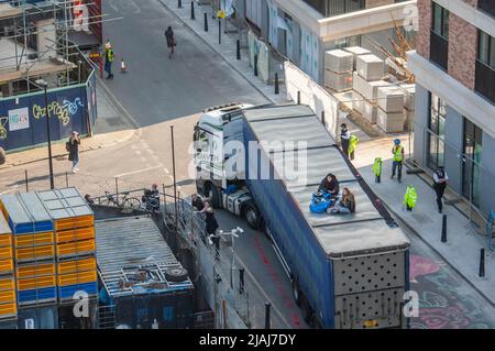 HACKNEY, LONDRA, INGHILTERRA- 23 marzo 2022: I manifestanti della ribellione animale sedevano sopra un camion che lasciava Kedassia abattoir a Hackney Foto Stock