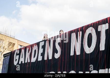 HACKNEY, LONDRA, INGHILTERRA- 23 marzo 2022: I manifestanti della ribellione animale sedevano sopra un camion che lasciava Kedassia abattoir a Hackney Foto Stock