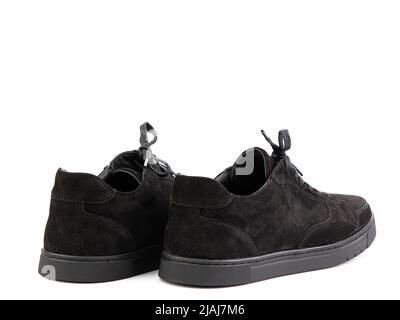 Sneaker classiche in pelle scamosciata nera con lacci. Casual in stile maschile. Suole in gomma nera. Primo piano isolato su sfondo bianco. Vista laterale posteriore Foto Stock