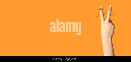 Dita umane con disegni di coppia felice su sfondo arancione con spazio per il testo Foto Stock