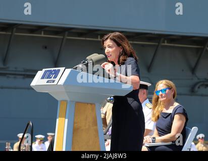 New York, Stati Uniti. 30th maggio 2022. Il governatore dello stato di New York Kathy Hochul ha tenuto un discorso in occasione di un evento che segna il Memorial Day presso l'Intrepid Sea, Air and Space Museum di New York, Stati Uniti, il 30 maggio 2022. I newyorkesi hanno celebrato il Memorial Day il lunedì con sfilate e altre attività, che somigliavano alle celebrazioni nel tempo prima della pandemia del COVID. Credit: Liu Yanan/Xinhua/Alamy Live News Foto Stock