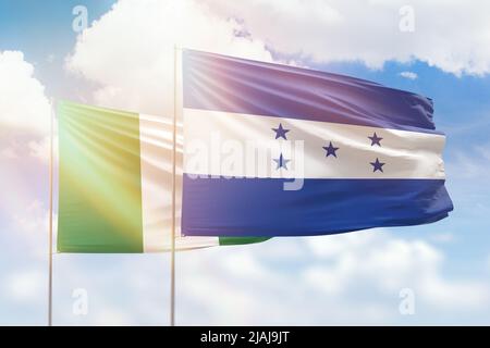 Cielo azzurro soleggiato e bandiere dell'honduras e della nigeria Foto Stock