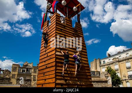 Reims, Francia - 28 maggio 2022 i bambini giocano e si divertono ai festeggiamenti di Johanniques, questo evento è tornato dopo due anni Foto Stock