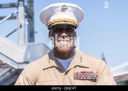 New York, NY - 30 maggio 2022: IL tenente generale DEL corpo Marino DEGLI STATI UNITI Langley partecipa alla cerimonia annuale della commemorazione del Memorial Day del Museo del Mare Intrepid, dell'aria e dello spazio Foto Stock