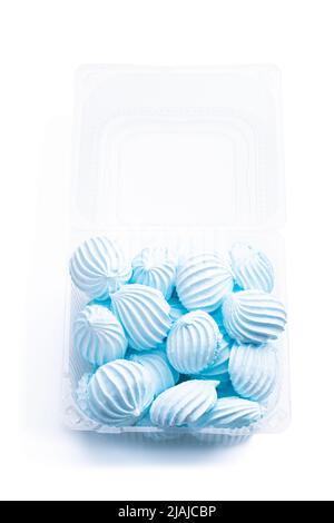 Meringa di colore blu in confezione di plastica isolata su bianco Foto Stock