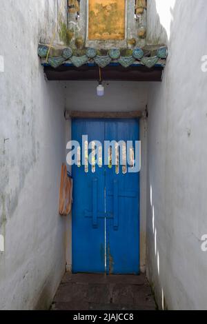 Edificio del centro storico con porte blu in un breve corridoio. Foto Stock