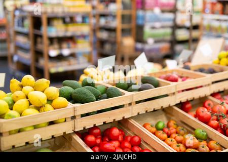 Verdure fresche e frutta al banco del supermercato Foto Stock