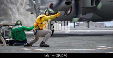 220530-N-DW158-1069 MAR DELLE FILIPPINE (30 maggio 2022) il Lt. Eric Stein di Carpinteria, California, lancia un e-2D Hawkeye, attaccato alle Tigertails of Airborne Early Warning Squadron (VAW) 125, dal ponte di volo dell'unica compagnia aerea statunitense USS Ronald Reagan (CVN 76). E-2D Hawkeyes esegue missioni tattiche di allerta aerea per fornire informazioni al gruppo di sciopero mentre pianifica ed esegue le operazioni. Ronald Reagan, l'ammiraglia del Carrier Strike Group 5, fornisce una forza pronta per i combattimenti che protegge e difende gli Stati Uniti, e sostiene le alleanze, pa Foto Stock