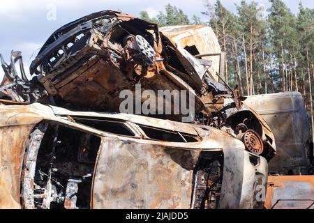 guerra in ucraina. Cimitero auto. La guerra della russia contro l'Ucraina. Auto bruciata e bruciata. Auto danneggiate dopo shelling. Irpin bucha. Foto Stock