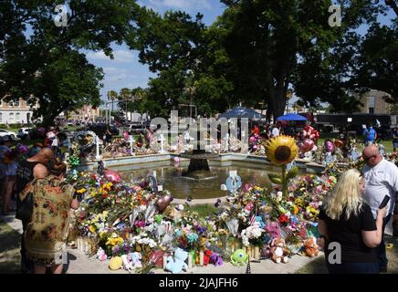 Uvalde, Stati Uniti. 30th maggio 2022. I lutto si riuniscono in un memoriale di fiori alla Robb Elementary School di Uvalde, Texas, lunedì 30 maggio 2022. Un giorno di riprese di massa prima lasciò 19 bambini e due adulti morti alla scuola elementare. Foto di Jon farina/UPI Credit: UPI/Alamy Live News Foto Stock