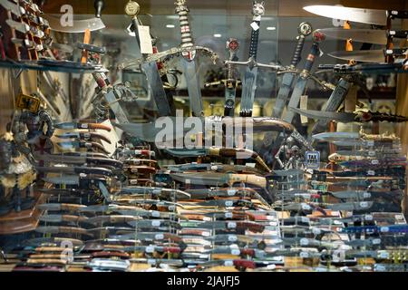 Famosi souvenir in acciaio di Toledo in negozio Foto Stock