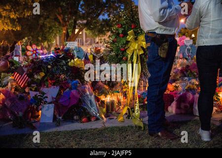 Uvalde, Texas, Stati Uniti. 29th maggio 2022. Un uomo porta apertamente una pistola nella piazza della città di Uvalde, Texas, Domenica, il sito di un monumento a croce per i 19 bambini e due insegnanti fucilati a morte da Salvador Ramos, 18 anni, nel massacro della Robb Elementary School, Martedì. (Credit Image: © Jintak Han/ZUMA Press Wire) Foto Stock