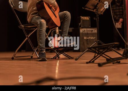 persona suona la chitarra sul palco in lezioni private in spagna Foto Stock